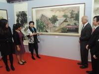 Prof. Ng Yuet-lau introduces her painting titled 'Inspiring Young Minds in a Home-like College'.
